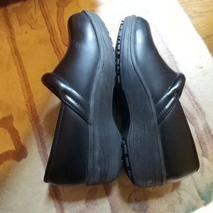 Slip resistant shoes